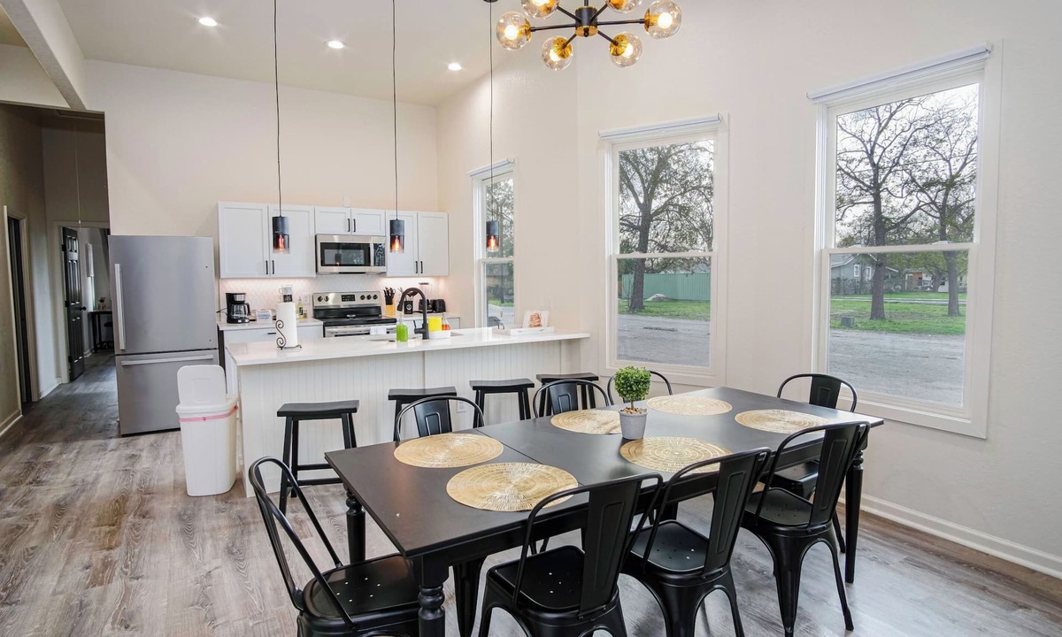 Near East Side Cottage | Magnificent 4BR Near Famous Riverwalk and Downtown