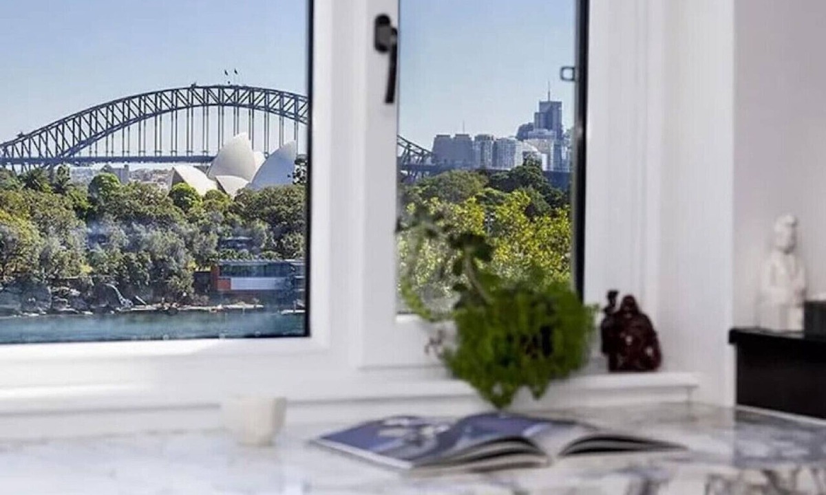 Potts Point Apartment | Magnificent Apartment with Harbour Bridge Views!