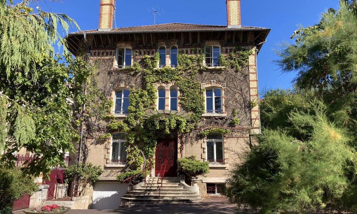 Poincare - Foch - Anatole France - Croix de Bourgogne Apartment | Magnificent apartment in the heart of Villa Médreville with garden and parking space