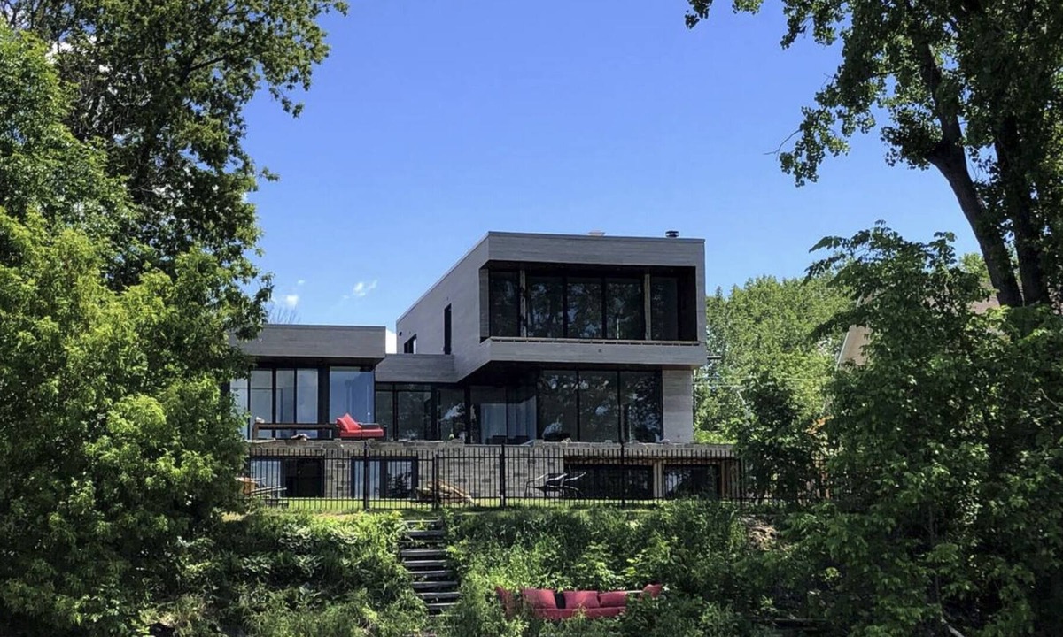 Mont-St-Hilaire Villa | Magnificent haven of winter peace.