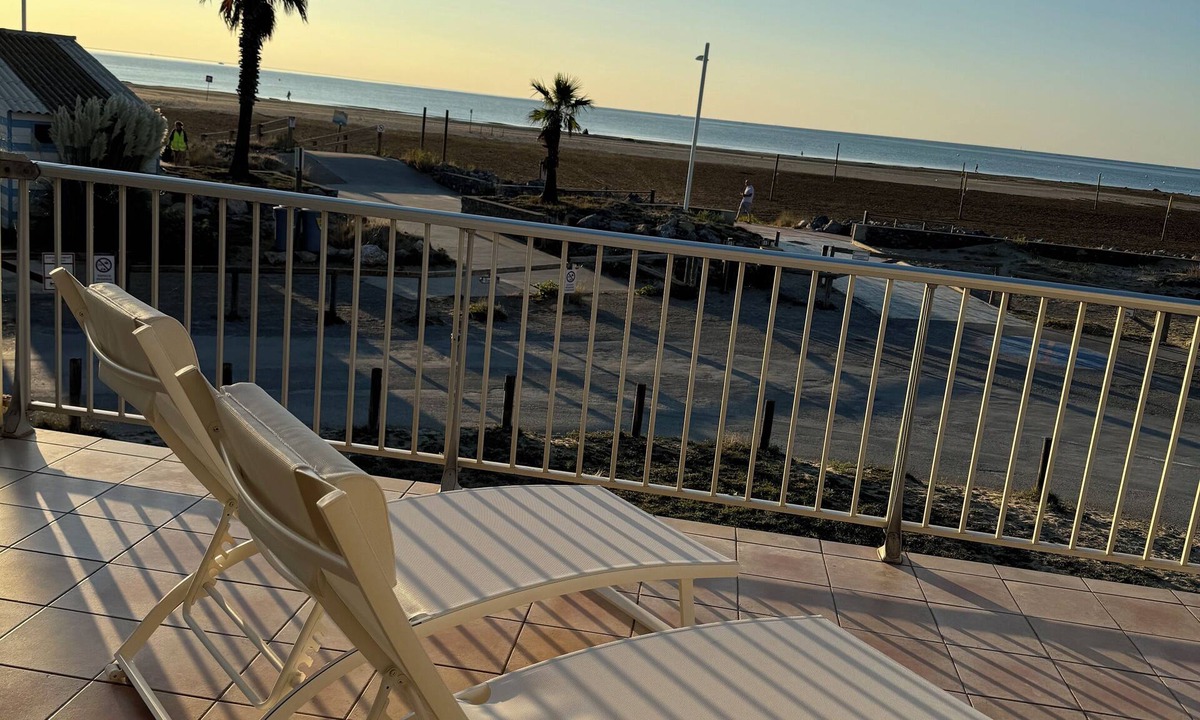 Gruissan Plage Ski Chalet | MAGNIFICENT CHALET FRONT DE MER '' LE GRAND LARGE ''