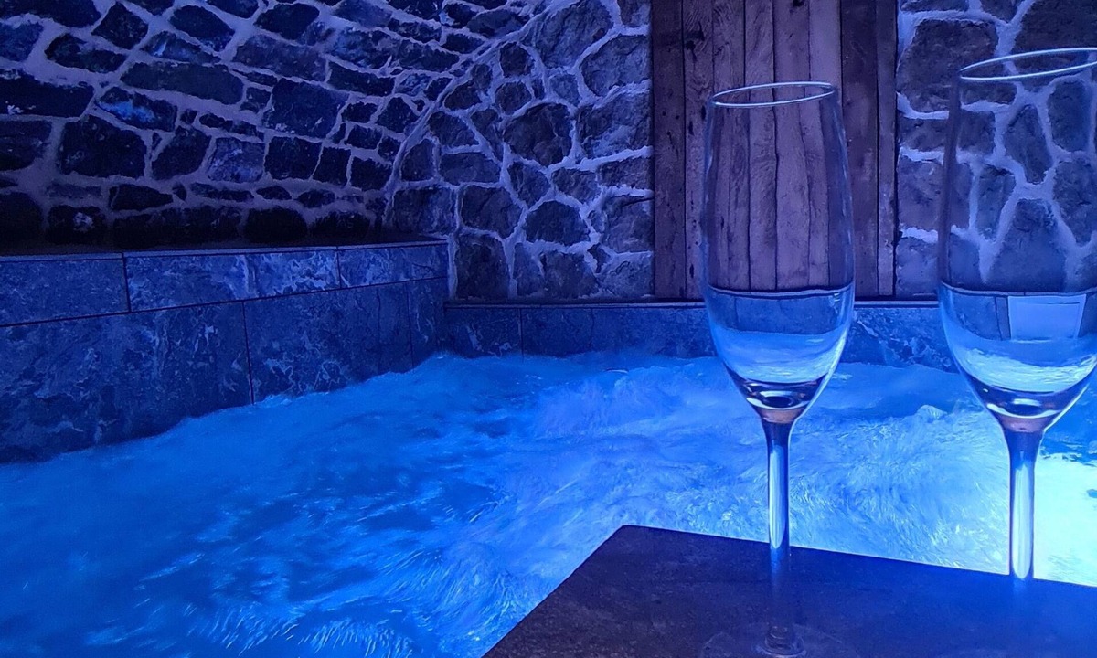 Dompierre-sur-Helpe Villa | Magnificent farmhouse with hot tub in vaulted cellar