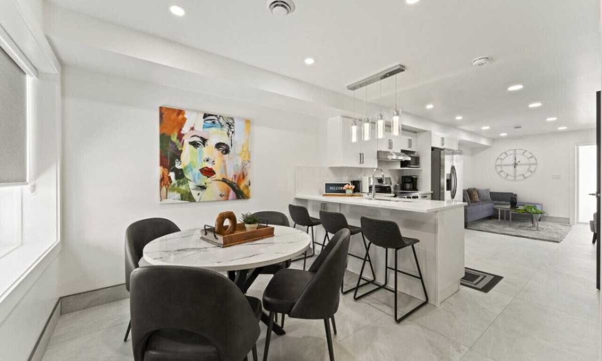 Ruthven House | Magnificent Lakeview