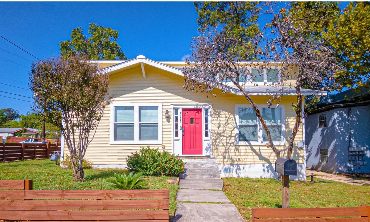 Beacon Hill House | Magnificent Large Home Near Downtown Sleeps 20!