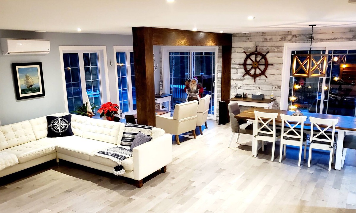 Deauville House | Magnificent large house 5 minutes from Magog