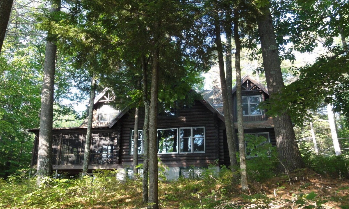 Raymond House | Magnificent Log Home on Lake