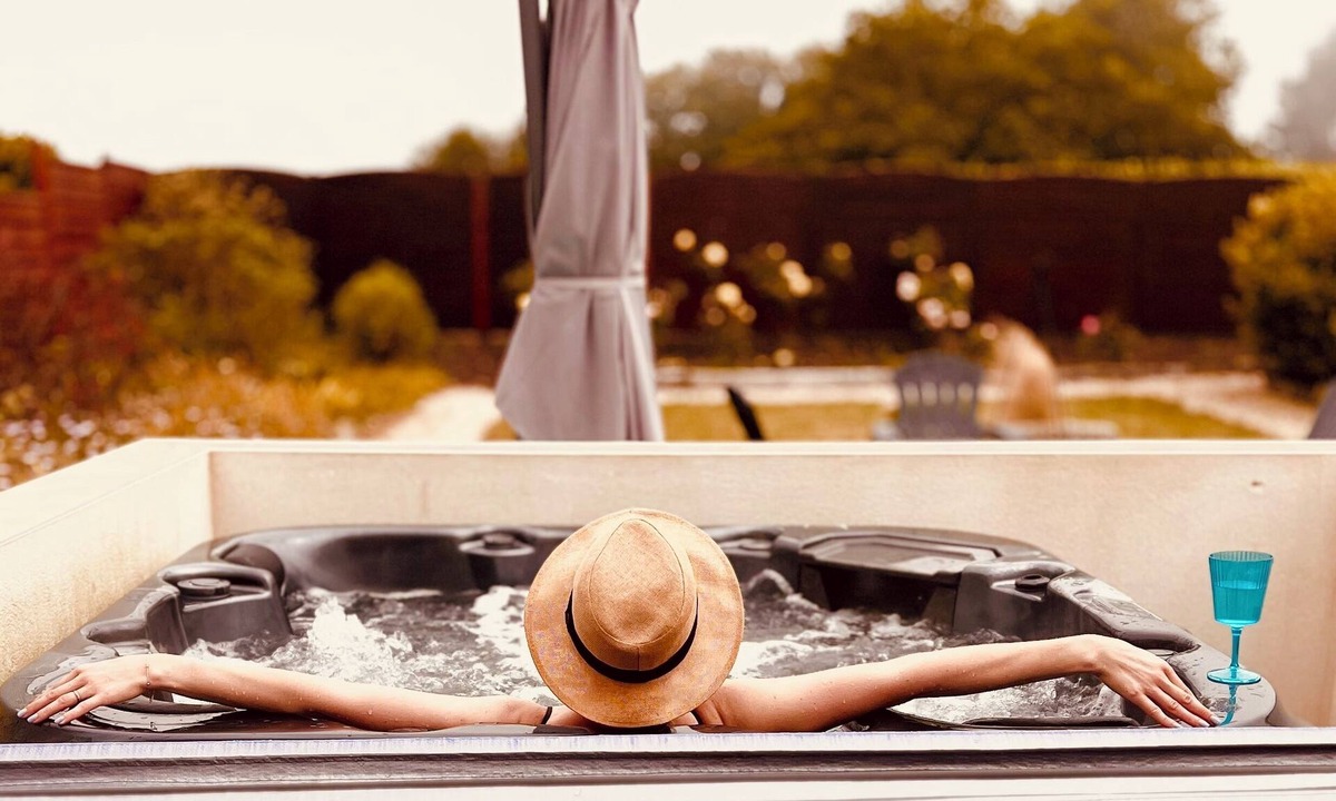 Landunvez House | Magnificent Penn-Ar-Bed villa with jacuzzi, seafront