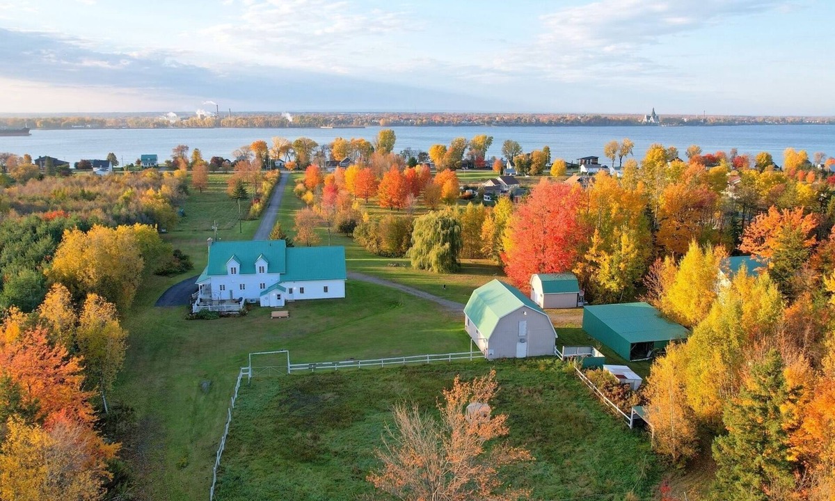 Trois-Rivieres House | Magnificent Ranch-style estate with Spa, game room. 10min from Trois-Rivieres