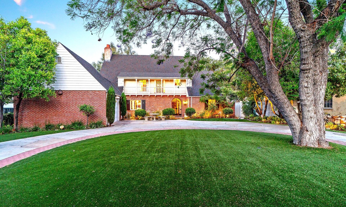 North Arroyo House | Magnificent Rose Bowl Mansion 5 Minutes Walk!