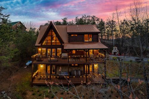 Smoky Mountains House | Magnificent Views Cabin! Summer and Fall Specials!