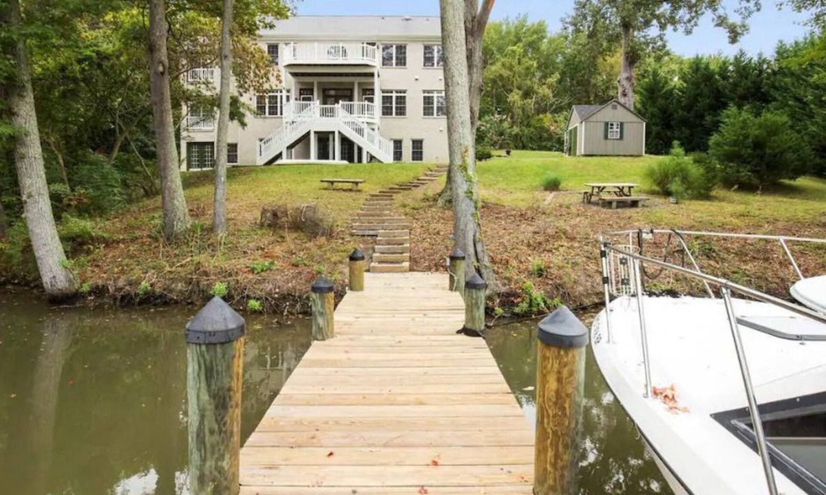 Dowell House | Magnificent Water Front Property