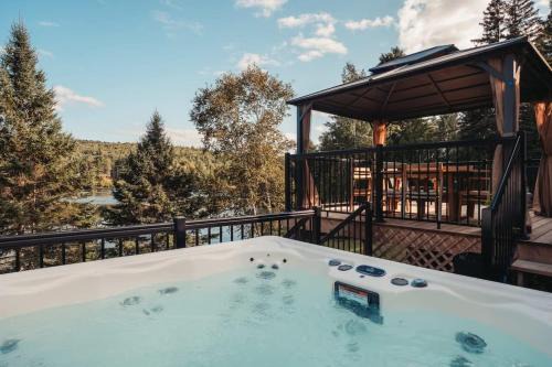 Saint-Alexis-des-Monts Ski Chalet | Magnifique chalet au bord du lac avec Spa
