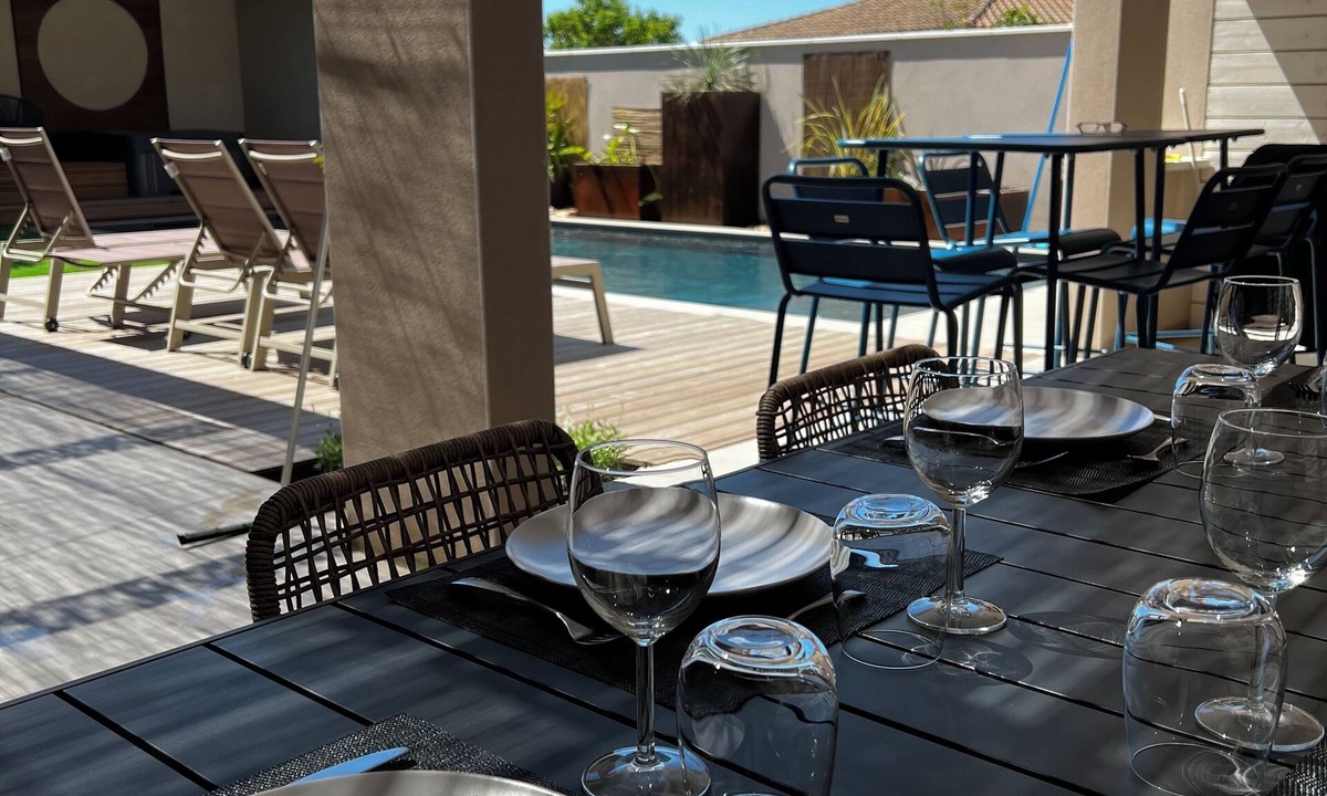 Magalas House | Magnifique Loft, 300m2, 6 Chambres, Avec Piscine et spa