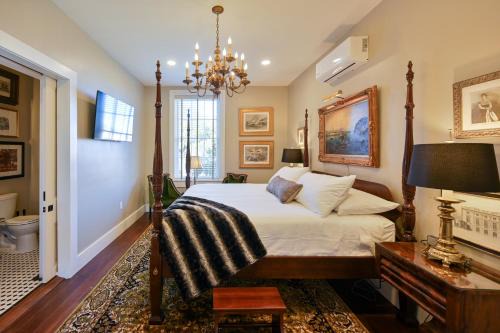 Natchez Hotel | Magnolia Hall - Armstrong Suite - King Suite