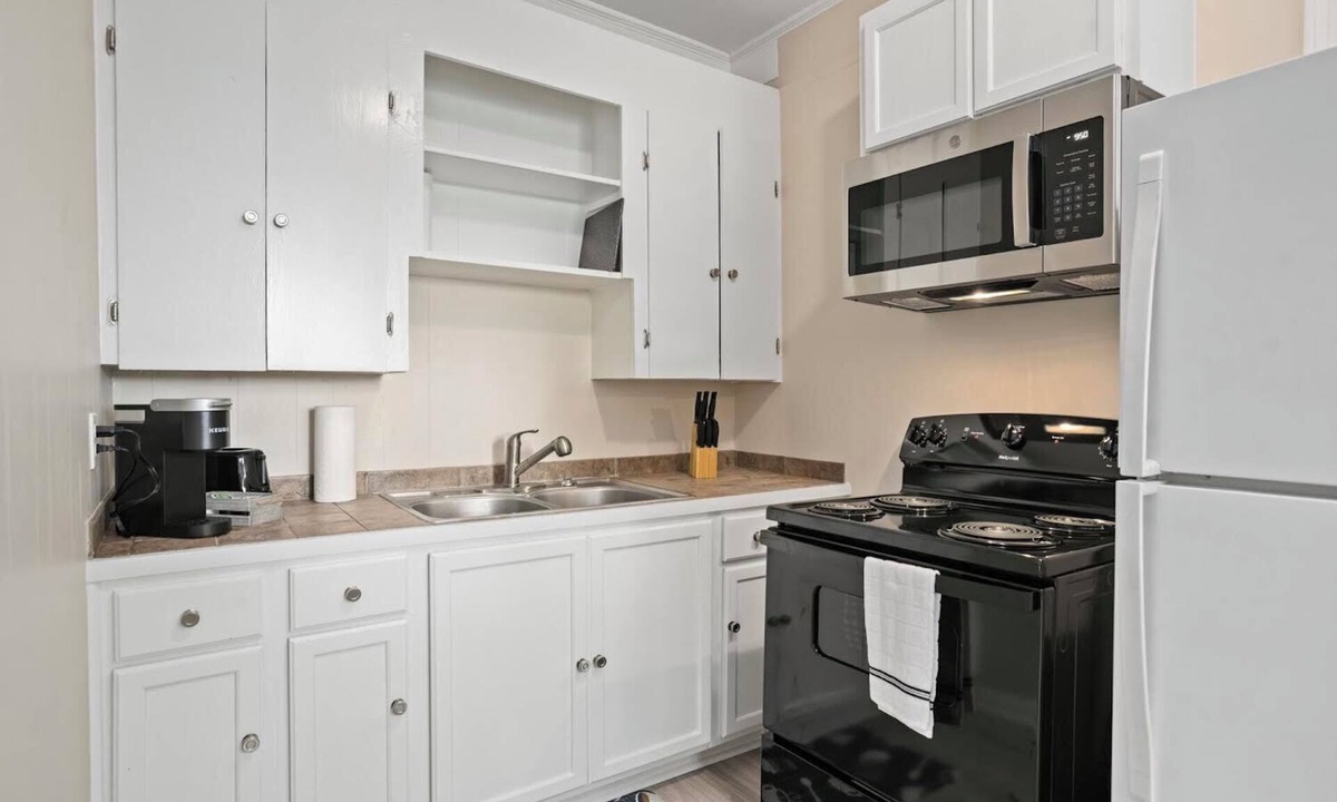 Hattiesburg House | Magnolia Hutch 1bedroom full kitchen &living space