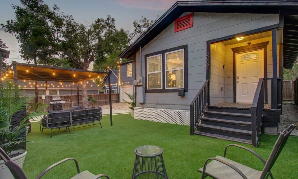 Greater East End House | Magnolia Park Urban Retreat - 2-BD/1-BA with Yard