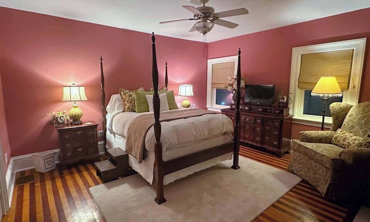 Oswego Bed & Breakfast | Magnolia Suite- The Belvedere Inn