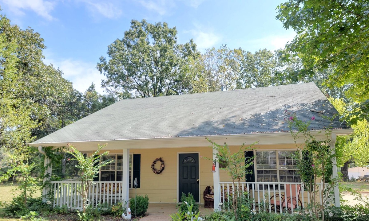 Independence Cottage | Magnolia Vacation Rental w/ Porch & Pond