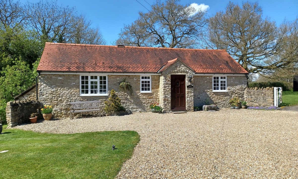 North Brewham Cottage | MAGPIE COTTAGE, pet friendly, with a garden in South Brewham