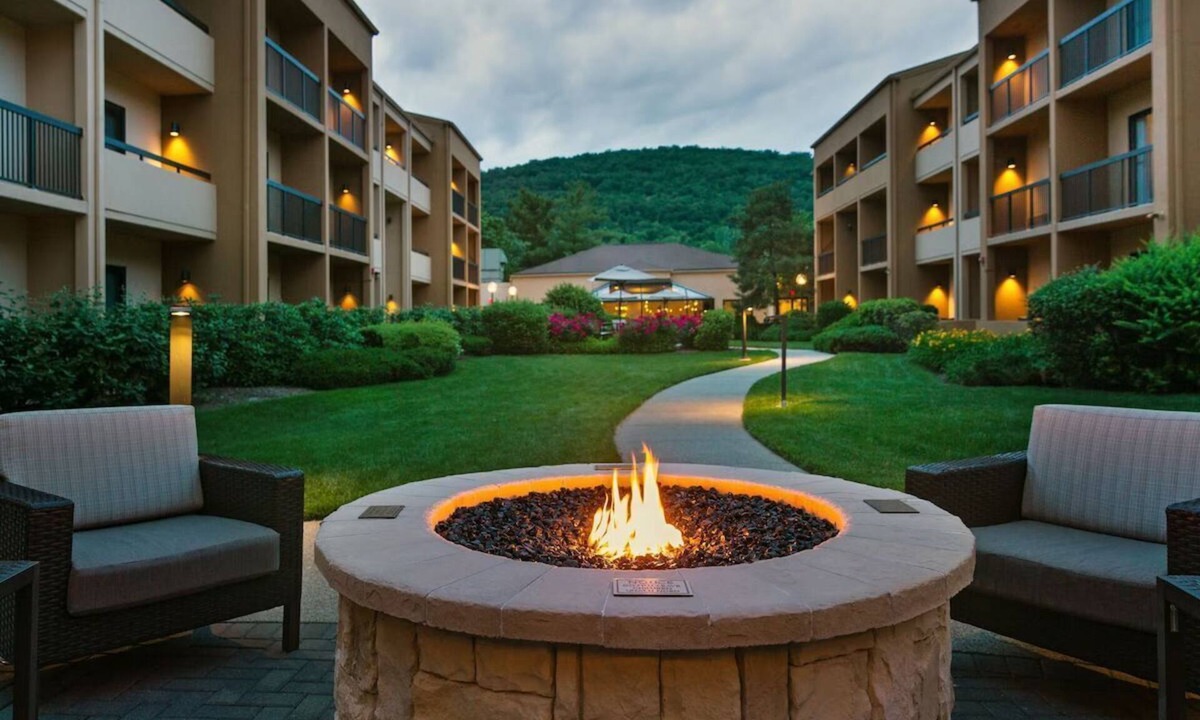 Mahwah Hotel | Mahwah NJ 2 Queen Bar, Pool & Gym