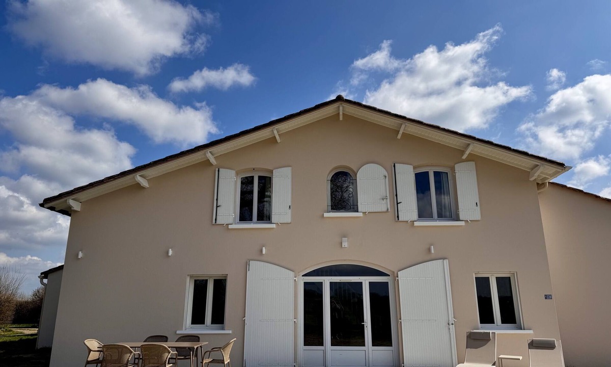 Saint-Sulpice-de-Faleyrens Villa | Maison Blanche 3 CH 3SDB 1 sofa bed View