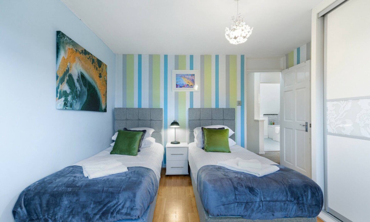 Maidenhead House | Maidenhead 4Bed, 2BA w/Parking