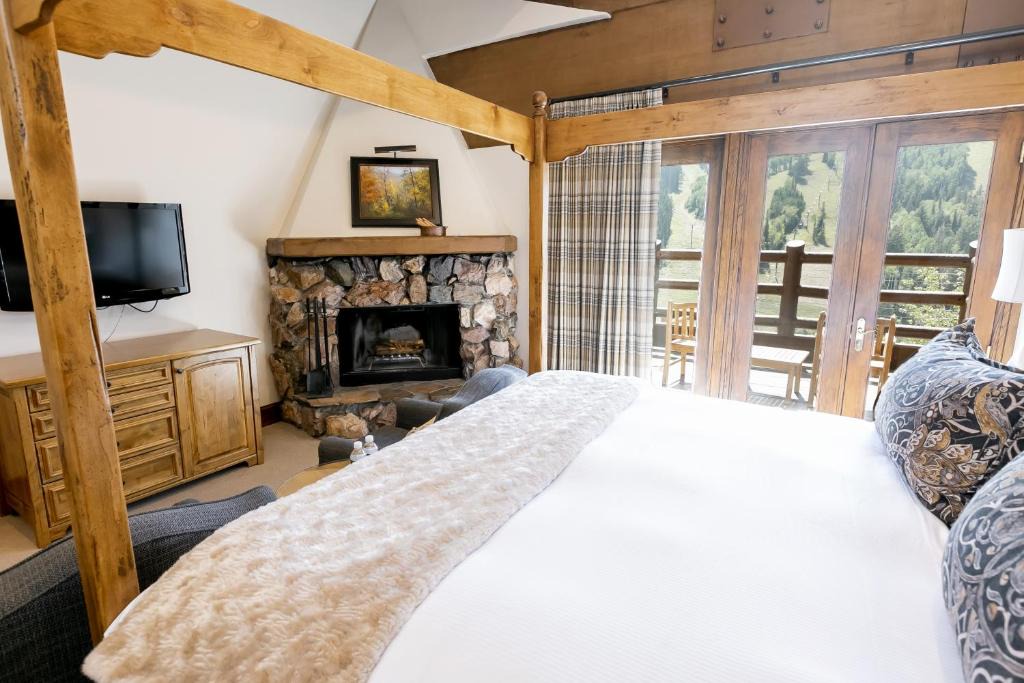 Deer Valley Hotel | Main Lodge Luxury King Room with Hot Tub