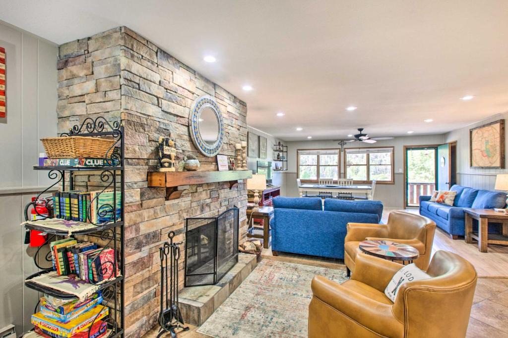 Red River Apartment | Main St Red River Ski Condo with Mountain View!