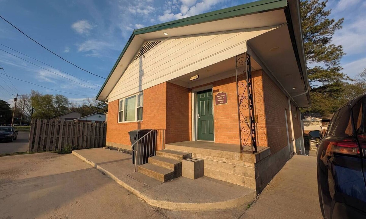 Jonesboro House | Main Street Lodge 2 mins to Downtown Jonesboro and St. Bernards