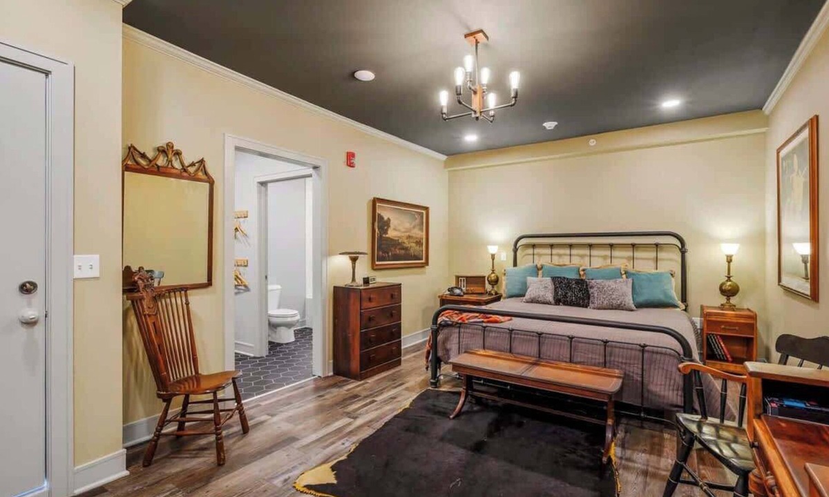 Parkville Apartment | Main Street Penthouse Walkable King Bed+Dining