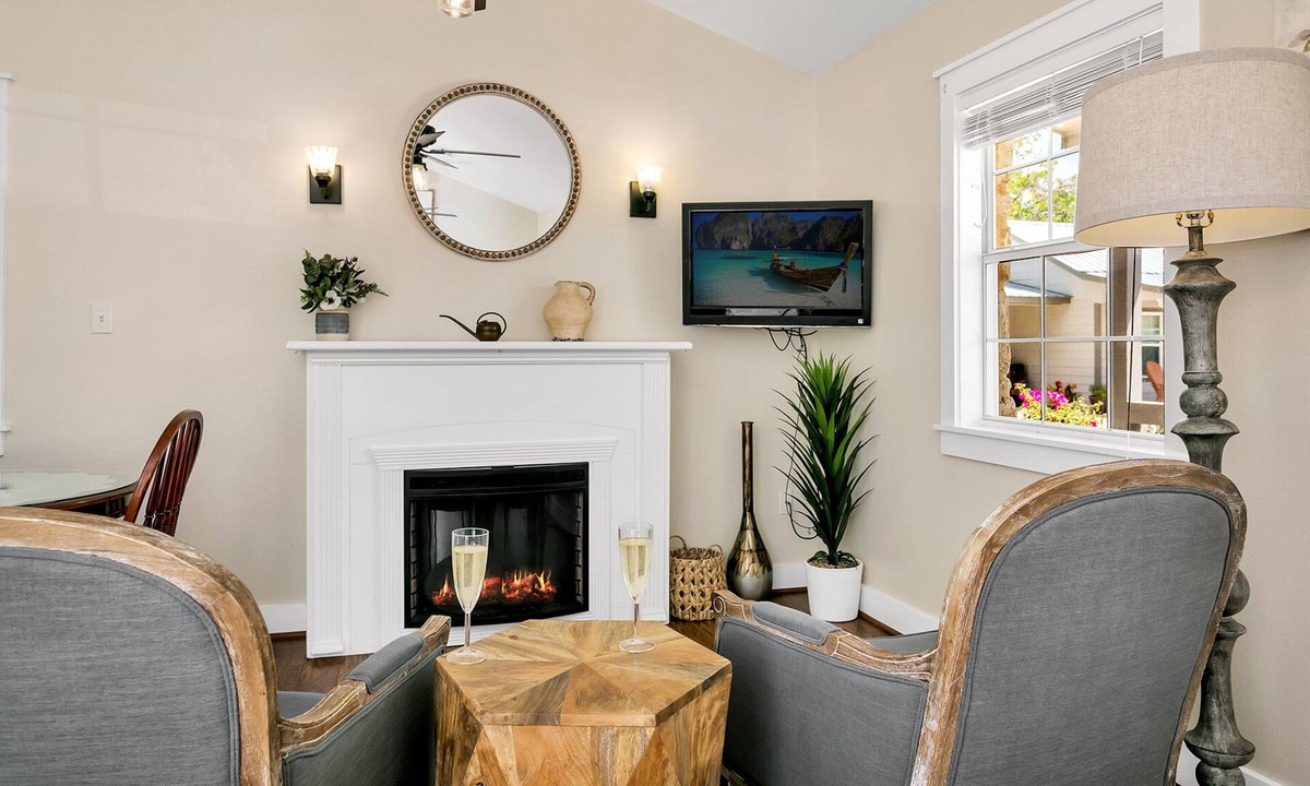 Fredericksburg Apartment | Main Street Retreat Beary Cozy suite | King Bed | Shared Hot Tub/Pool