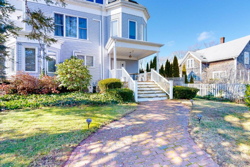 Tisbury Apartment | Main Street Upper