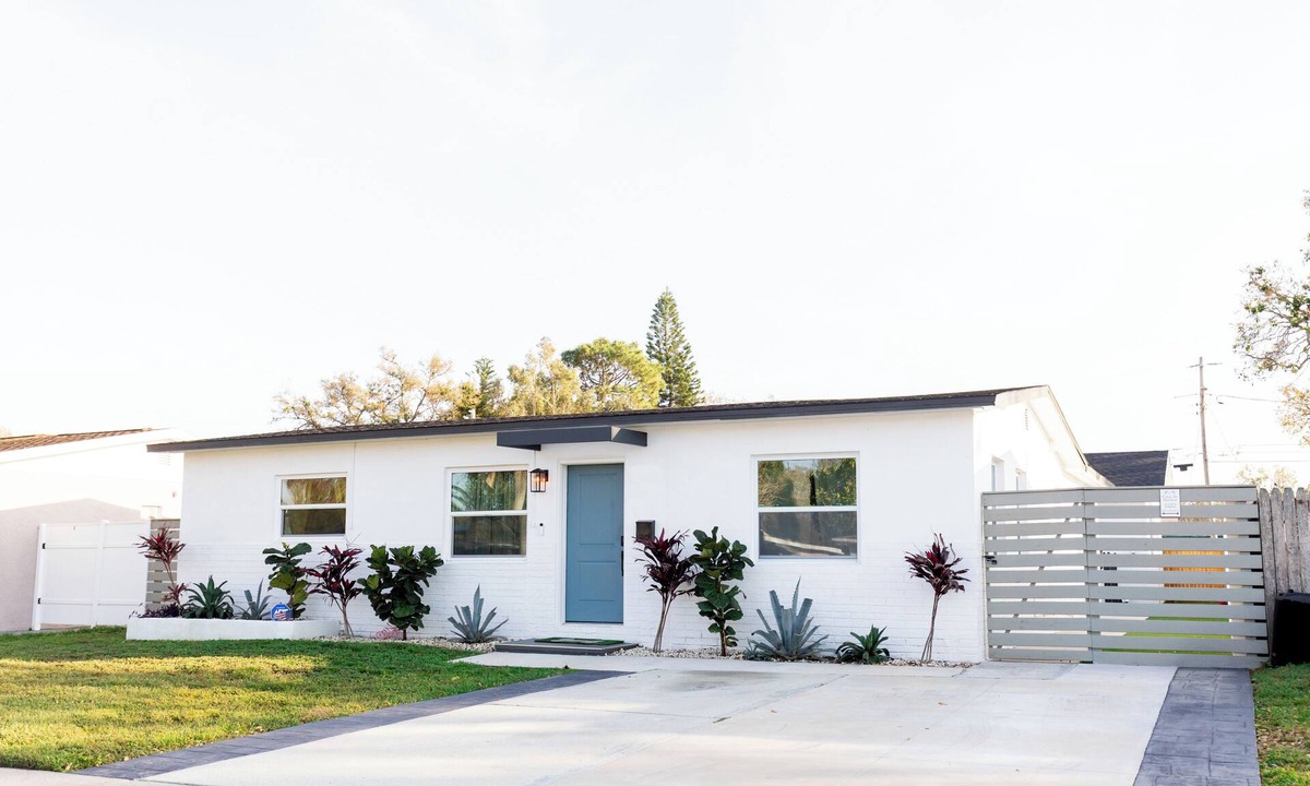 St. Petersburg House | MainCasa- Plunge Pool+Dog Run