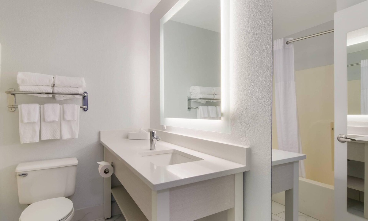 Southwest Raleigh Hotel | MainStay Suites Raleigh - Cary