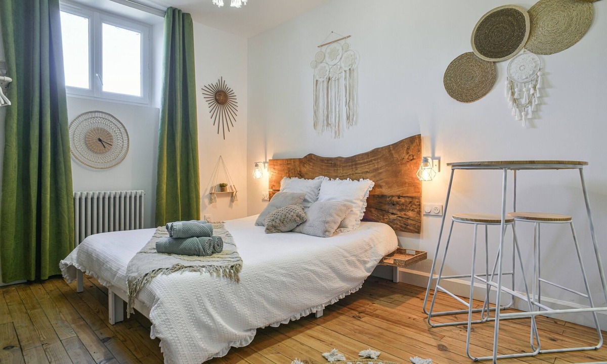 Le Pin Apartment | Maison du Bonheur – "Cocoon" Room with Shared Garden