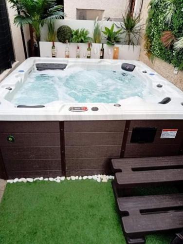 Tremblay-en-France House | Maison 8 pièces Spa jacuzzi Paris Airport CDG jardin arboré clos