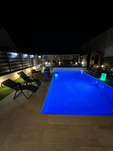 Saran House | Maison 9 pers avec piscine chauffée jacuzzi proche orleans