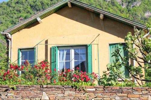 Bagneres-de-Luchon House | Maison accueillante à Bagnères-de-Luchon avec vue sur la montagne.b