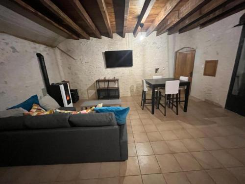 Neuvy-le-Roi House | Maison atypique dans une tour