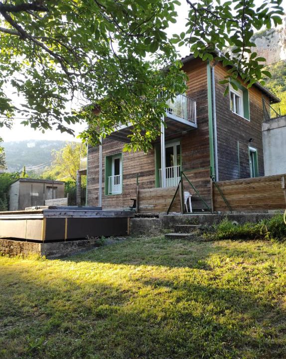 Millau House | Maison au bord de l'eau avec Jacuzzi