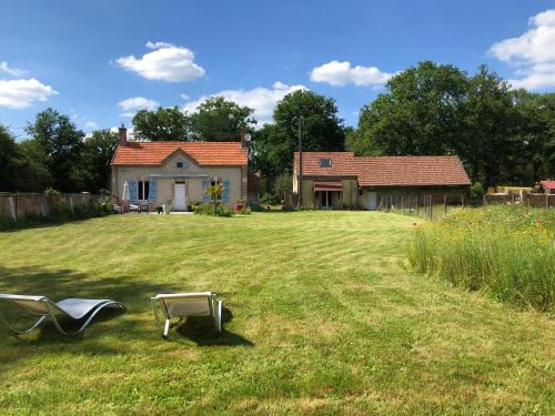 Jouy-le-Potier Ski Chalet | Maison au milieu des bois et des animaux