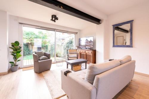 Cimetiere de l'Est Apartment | Maison avec garage et jardin