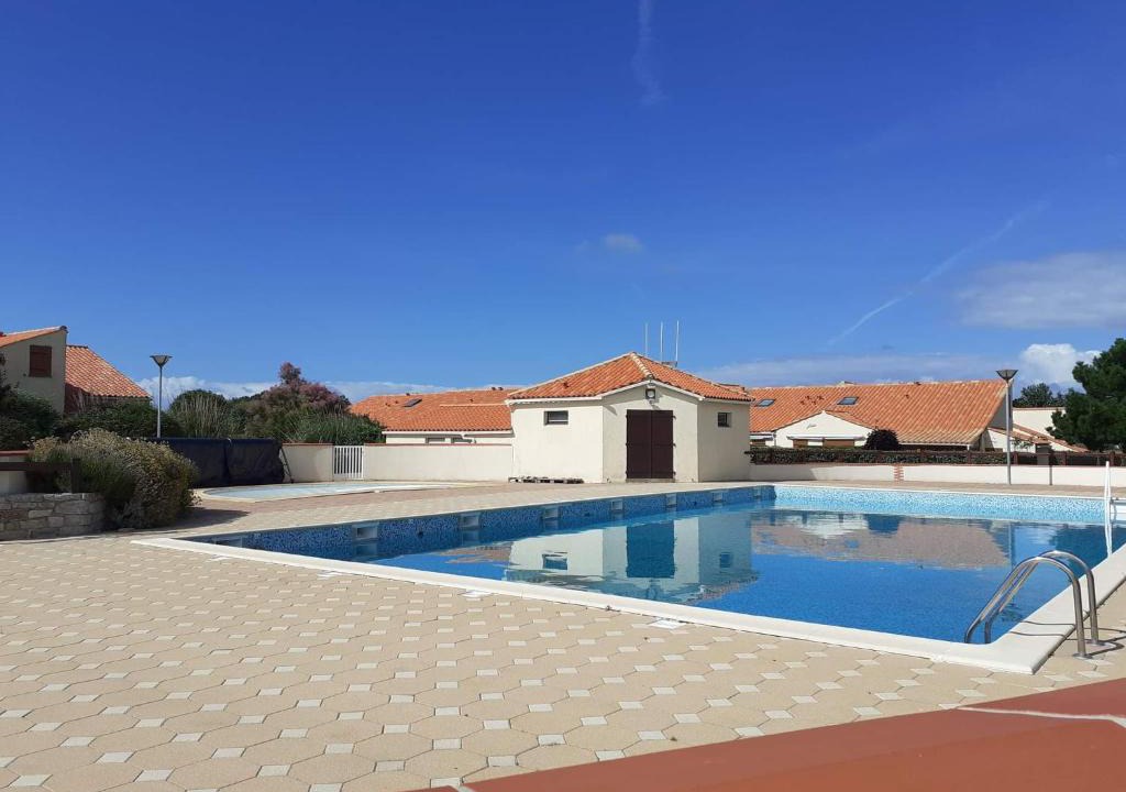Brem Sur Mer House | Maison avec piscine commune à 800m de la plage