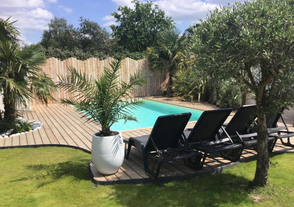 Gastes Villa | Maison avec piscine, jaccuzi, hammam à 800 m du lac