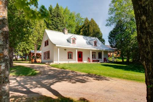 Saint Ferreol les Neiges Ski Chalet | Maison Bilodeau Ethier - 5 chambres - 13 personnes