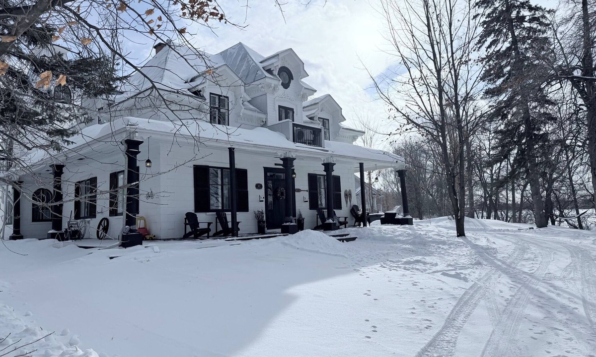 Mauricie House | Maison Jacques: on the Sainte-Anne River