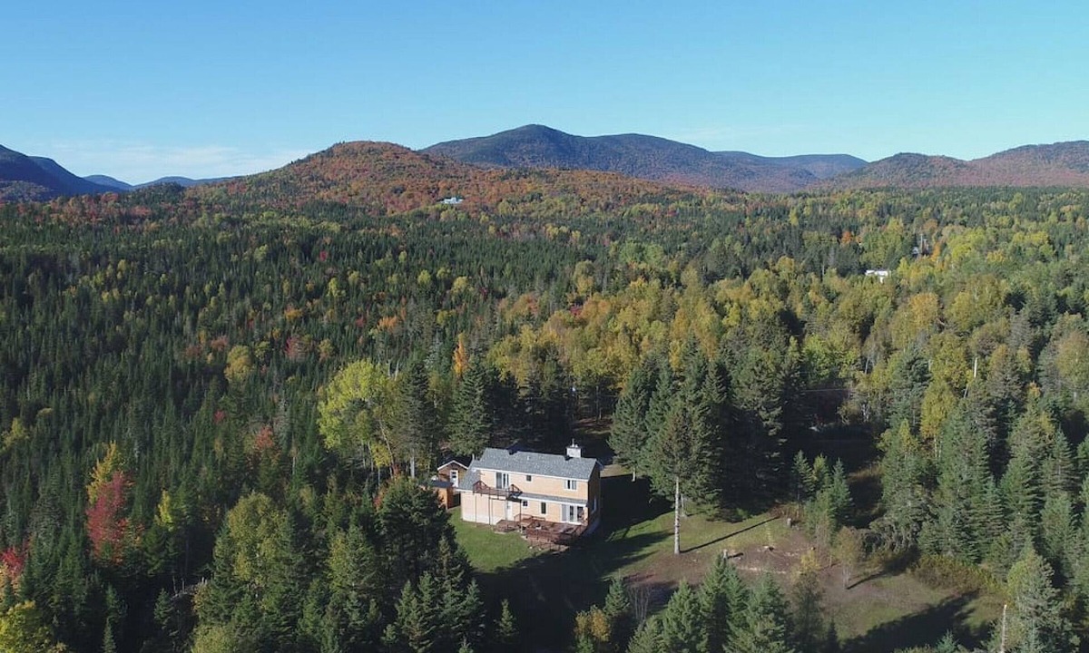 Saint-Brigitte-de-Laval House | Maison isolée et chaleureuse dans la montagne.