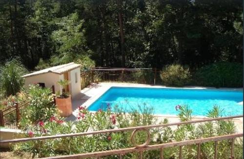 Barjac Villa | Maison calme sur terrain arboré et piscine privée