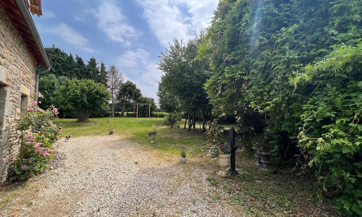 Lonrai House | Maison Chaleureuse et Fleurie