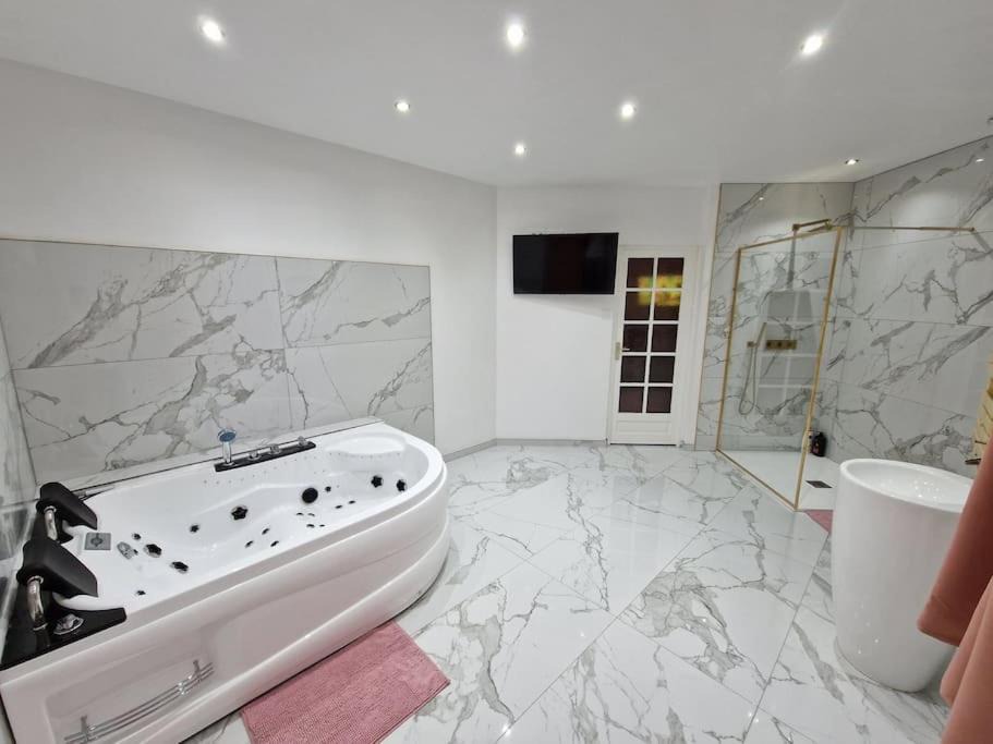 Nogent-sur-Oise House | Maison Chic avec jacuzzi Nogent sur Oise YaoSpa60